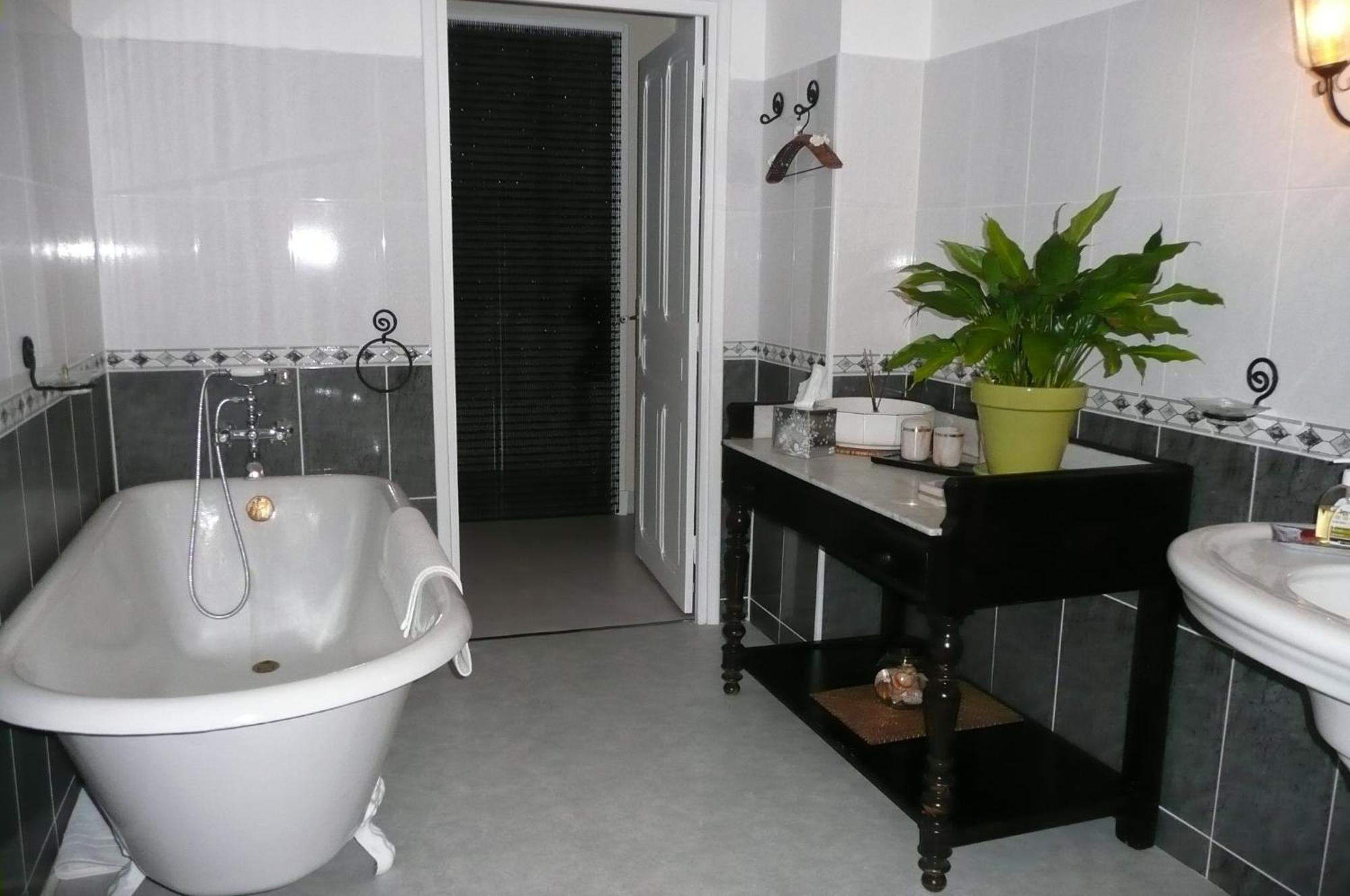 Les Terres Basses Hotell Fabrezan Exteriör bild